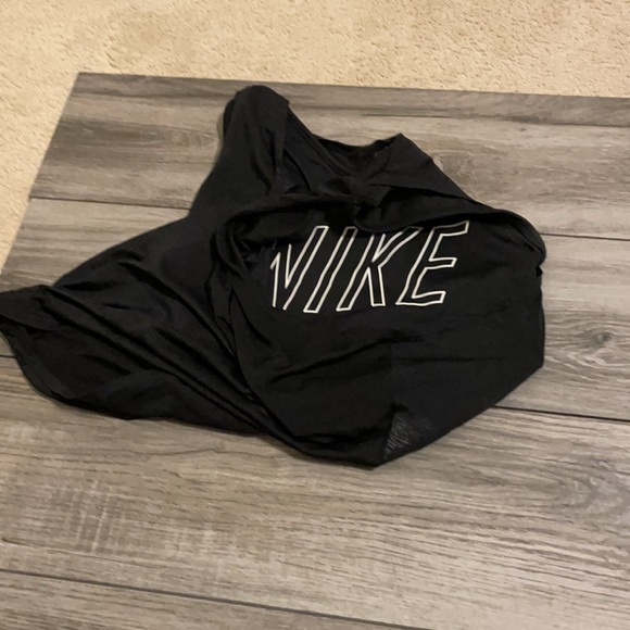 Size XS Nike workout top with built in sports bra - Picture 2 of 3